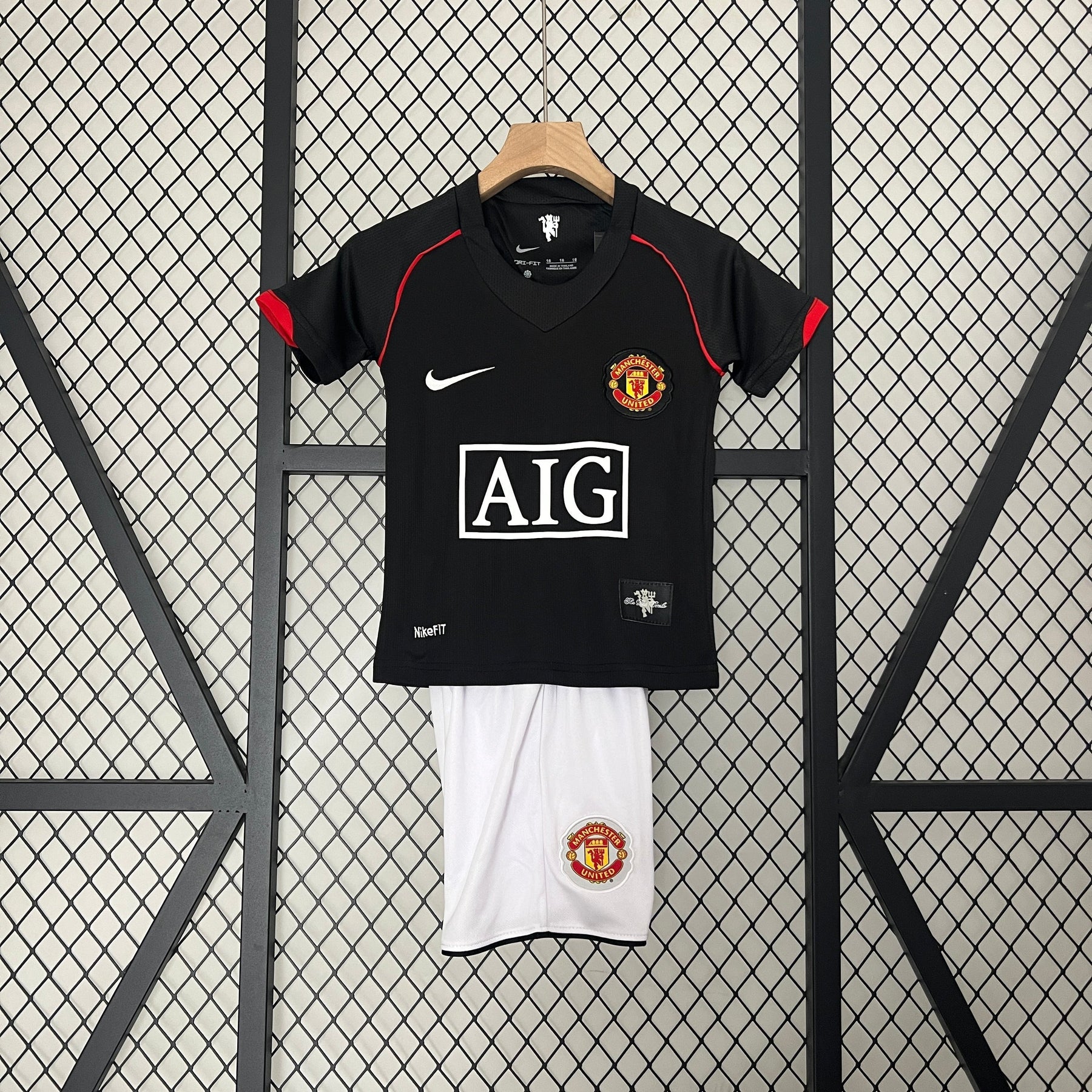 KIT INFANTIL RETRÔ MANCHESTER UNITED BLACK 08/09