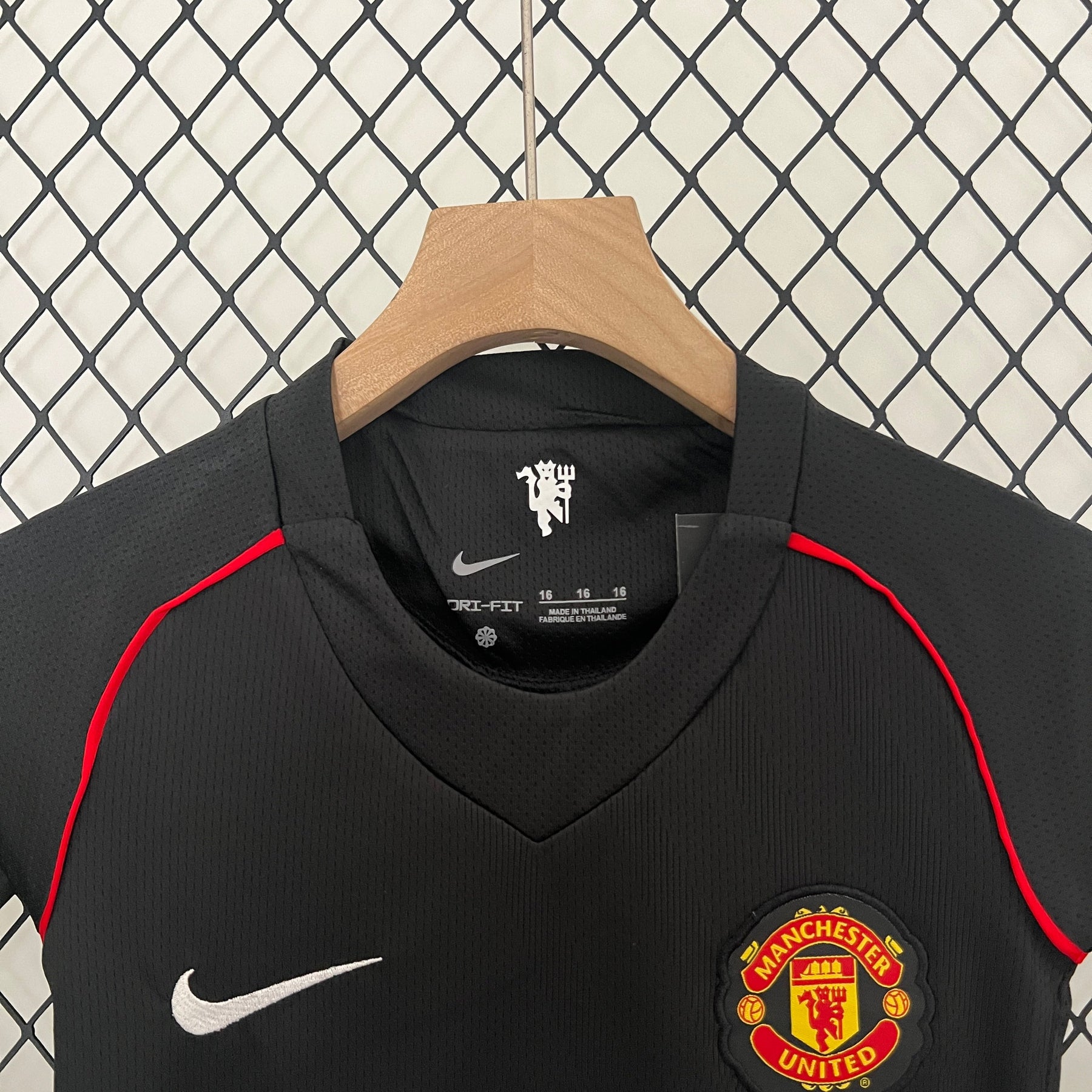 KIT INFANTIL RETRÔ MANCHESTER UNITED BLACK 08/09