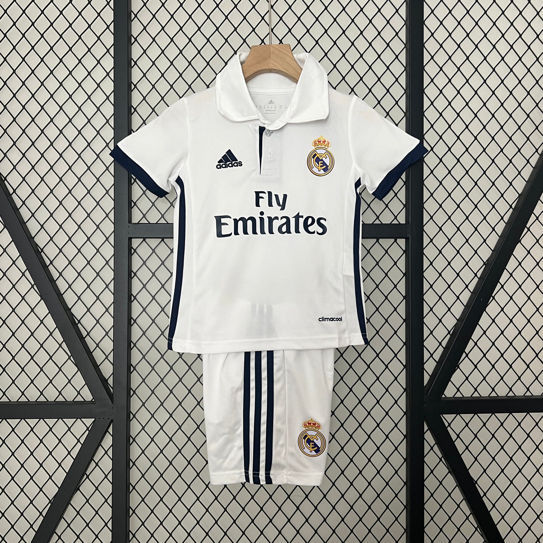 KIT INFANTIL RETRÔ REAL MADRID HOME 16/17