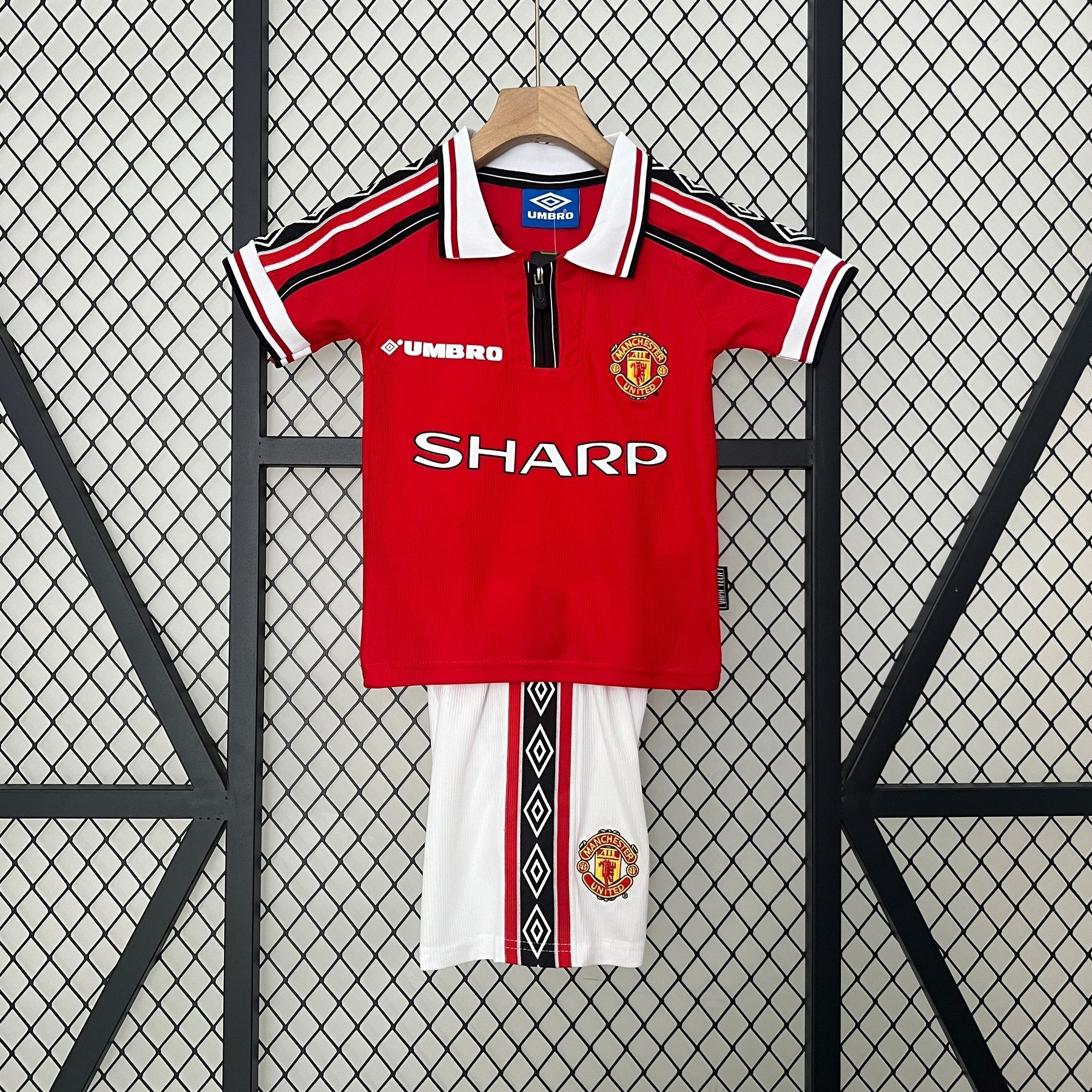 KIT INFANTIL RETRÔ MANCHESTER UNITED HOME 98/99