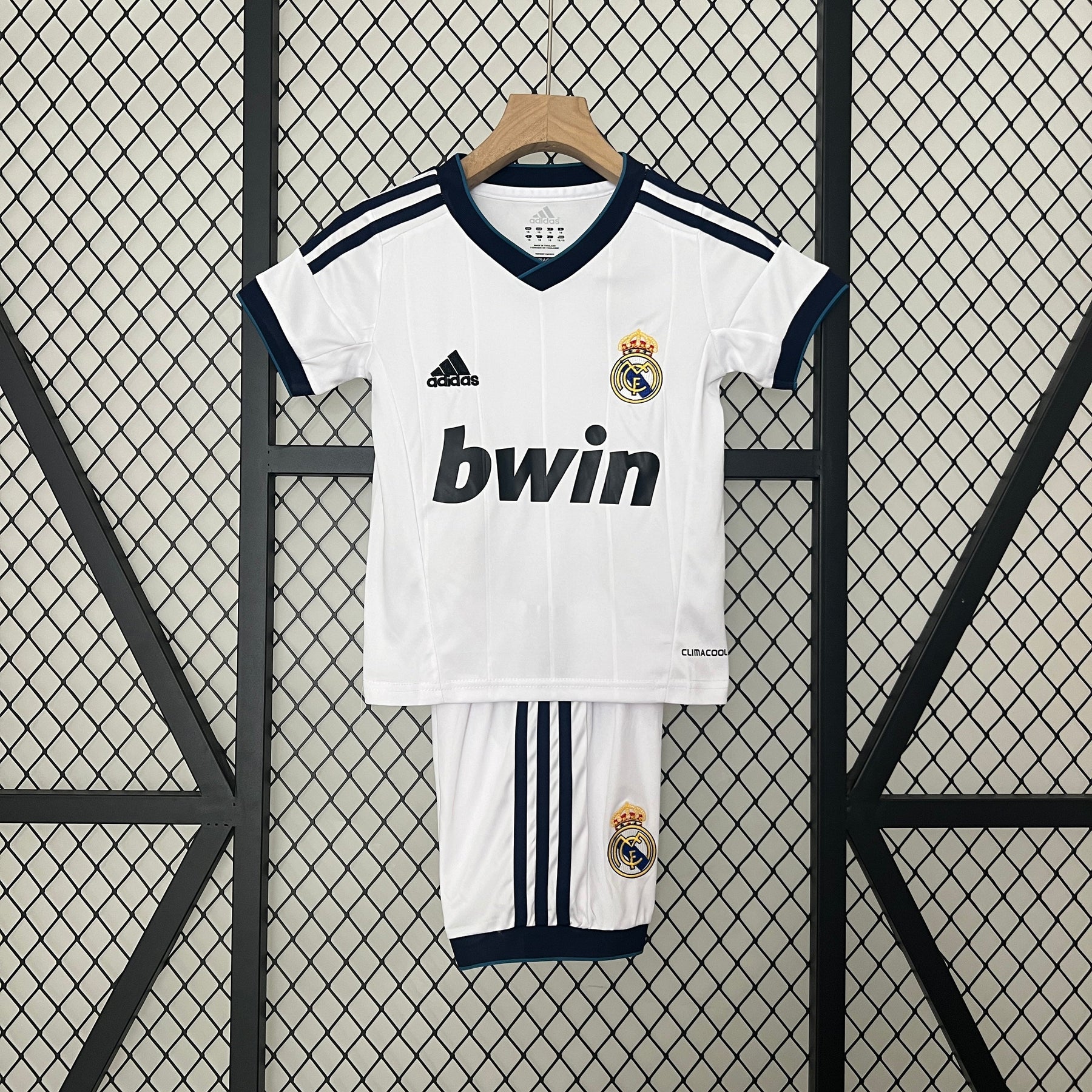 KIT INFANTIL RETRÔ REAL MADRID HOME 12/13