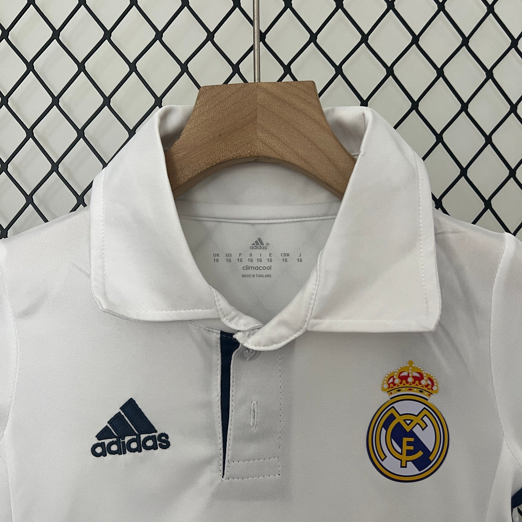 KIT INFANTIL RETRÔ REAL MADRID HOME 16/17