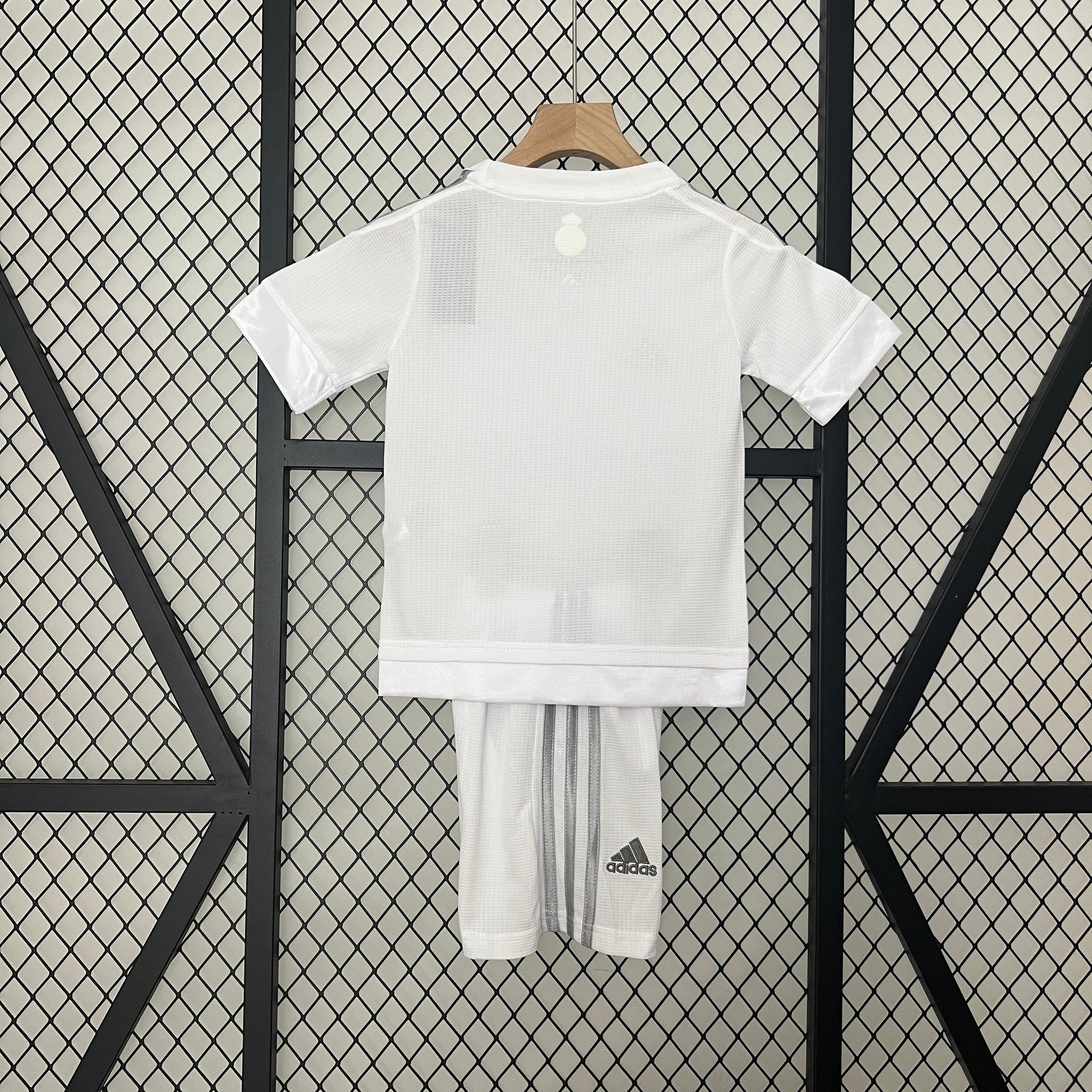 KIT INFANTIL RETRÔ REAL MADRID HOME 15/16