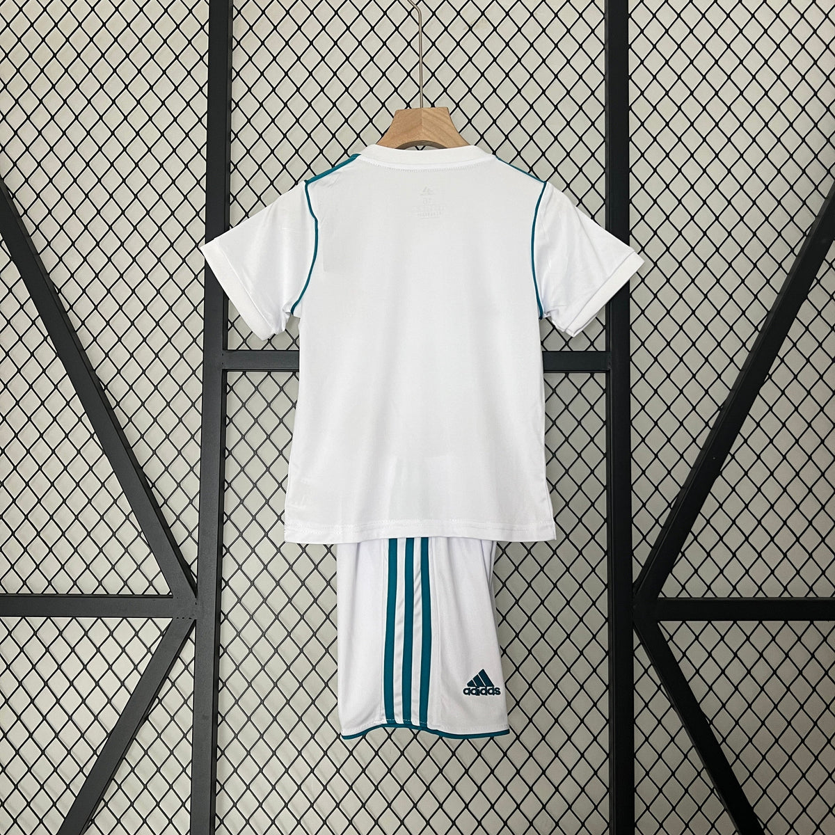 KIT INFANTIL RETRÔ REAL MADRID HOME 17/18