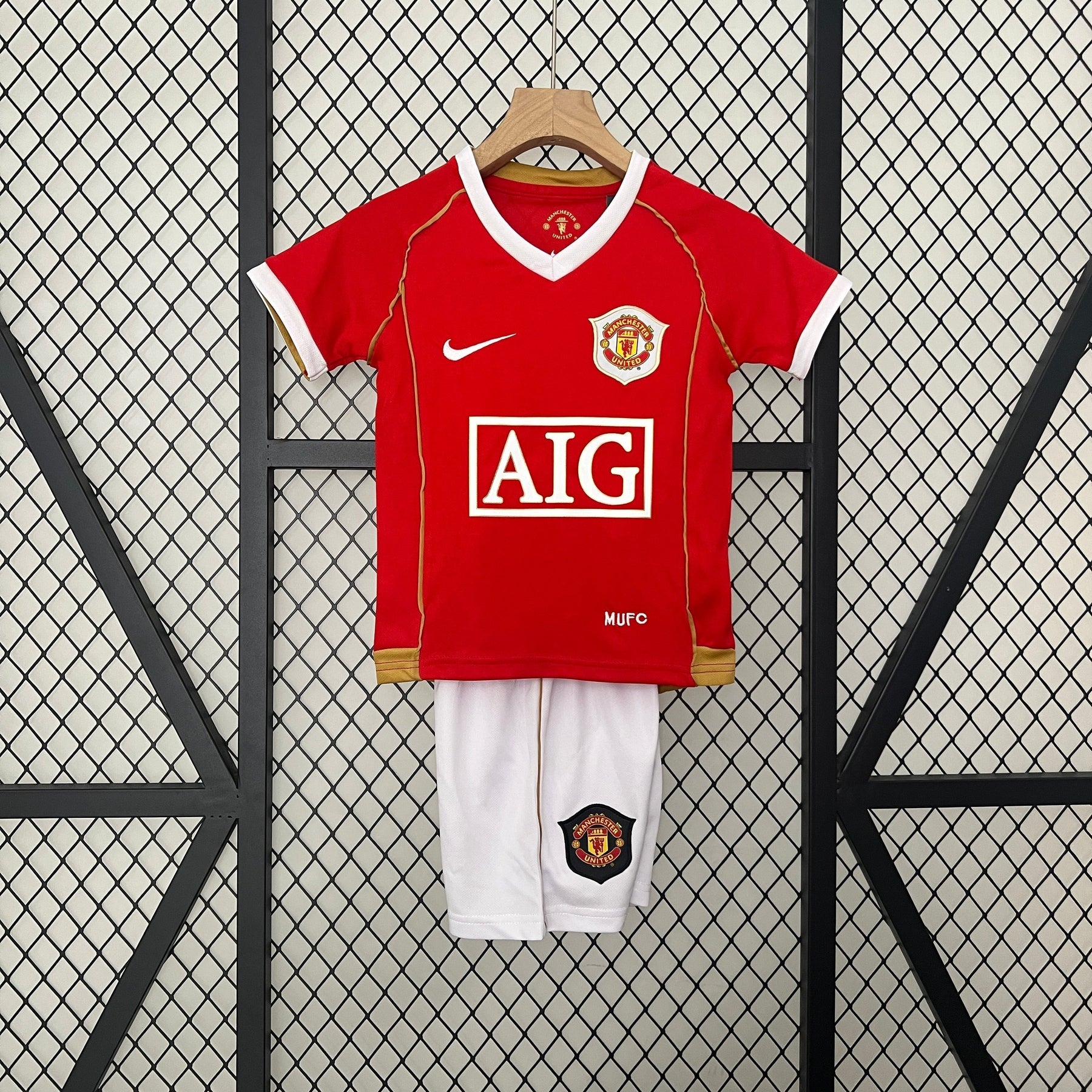 KIT INFANTIL RETRÔ MANCHESTER UNITED HOME 06/07