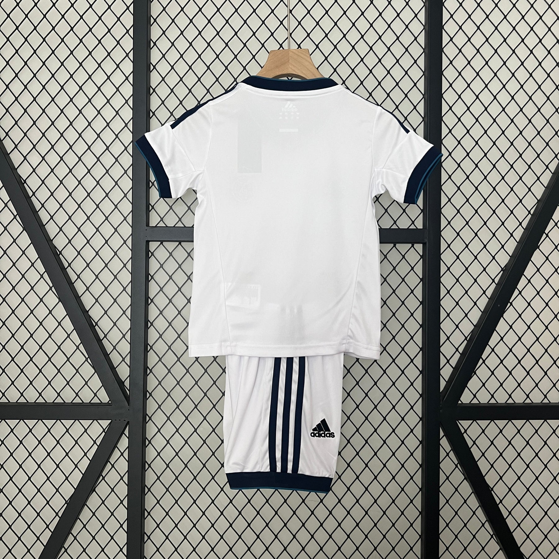 KIT INFANTIL RETRÔ REAL MADRID HOME 12/13