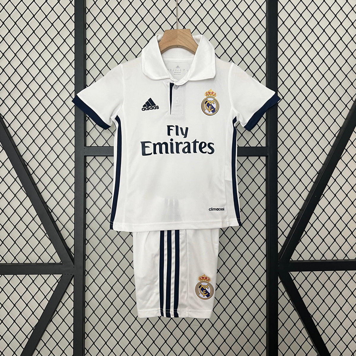KIT INFANTIL RETRÔ REAL MADRID HOME 16/17